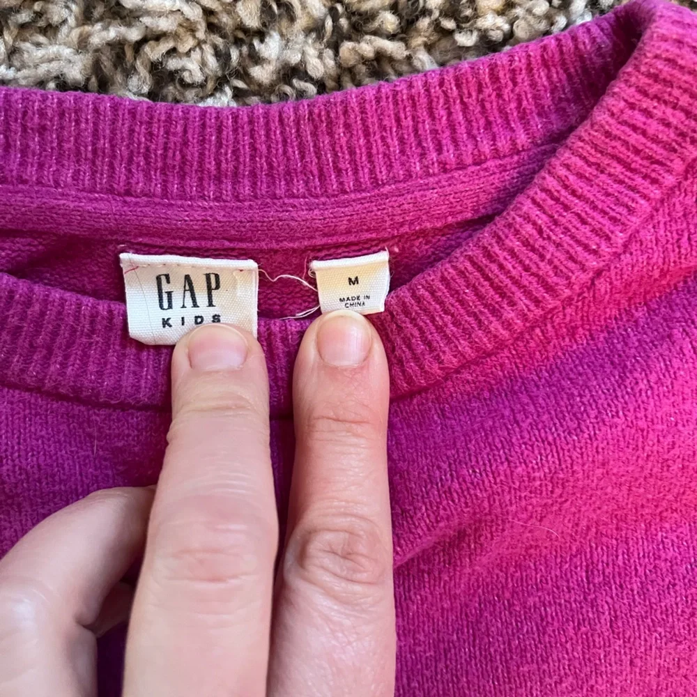 GAP Kids Fuchsia Sweater‎ with Bold Red Star – Size Medium